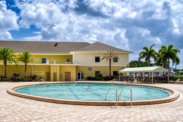 24 Golfs Edge D, West Palm Beach, FL 33417