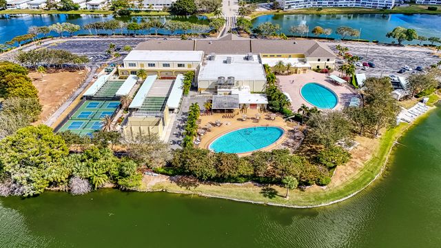 24 Golfs Edge D, West Palm Beach, FL 33417