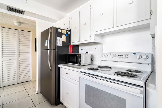 24 Golfs Edge D, West Palm Beach, FL 33417