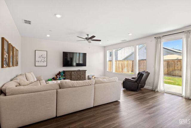 9501 Eagle Creek Drive, Shafter, CA 93263