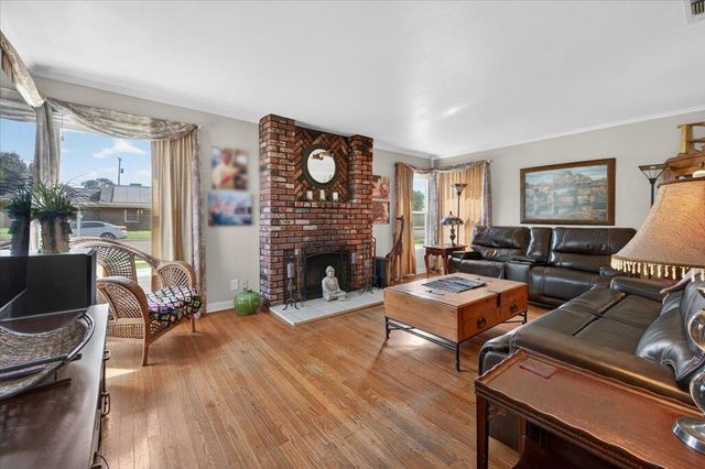 35 E Garland Avenue, Fresno, CA 93704