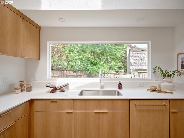 15565 Sw BRISTOL Ln, Beaverton, OR 97007