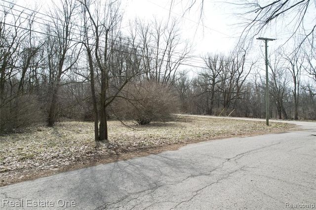 2636 Bay Drive, West Bloomfield, MI 48324