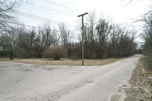 2636 Bay Drive, West Bloomfield, MI 48324