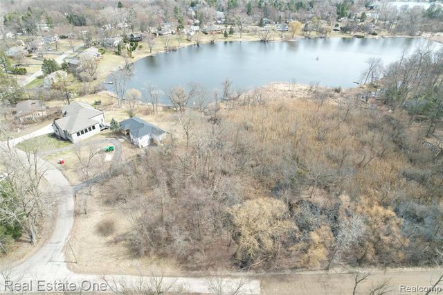 2636 Bay Drive, West Bloomfield, MI 48324
