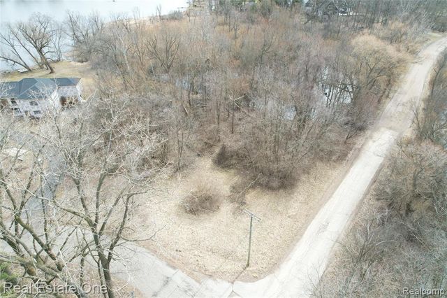 2636 Bay Drive, West Bloomfield, MI 48324