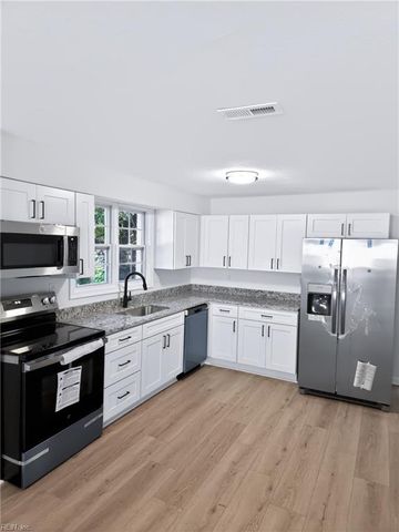 118 Walnut St ST, Suffolk, VA 23434
