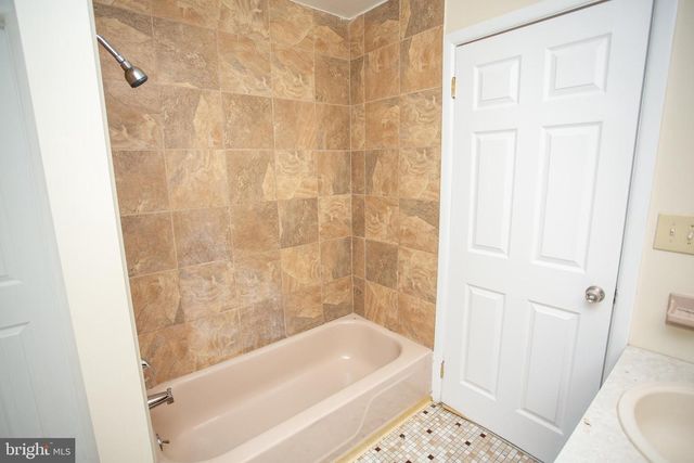 11 DOVER DR, Lindenwold, NJ 08021