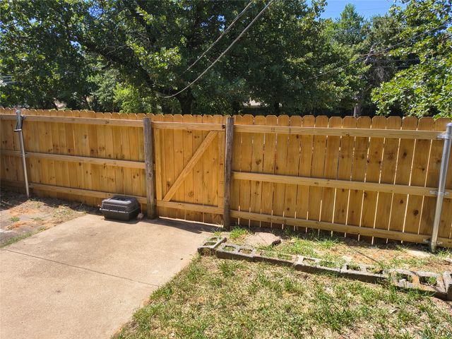 1912 W Sanford Street, Arlington, TX 76012