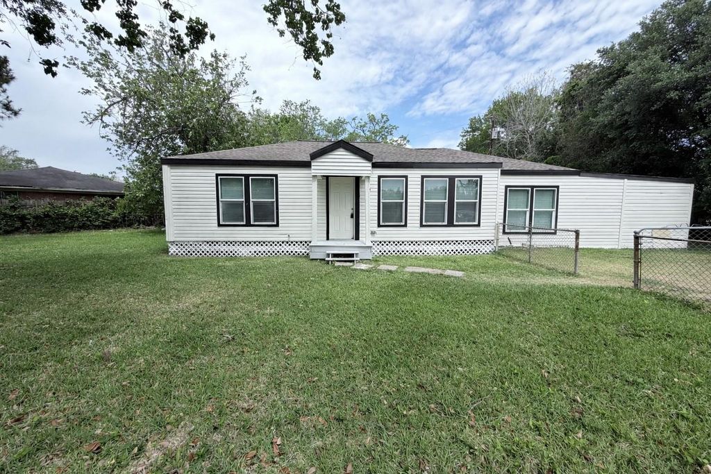 1112 3rd Street, La Marque, TX 77568