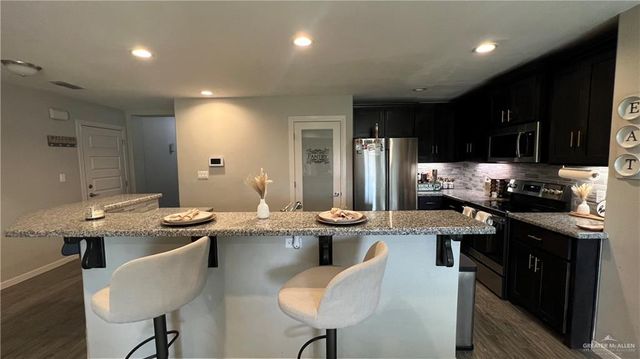 305 S Castillos Y Diamantes Street, Mission, TX 78572