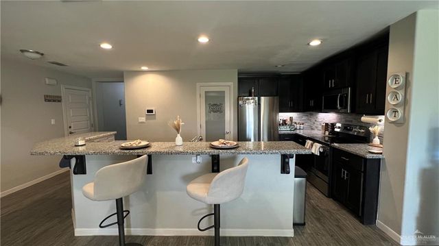 305 S Castillos Y Diamantes Street, Mission, TX 78572