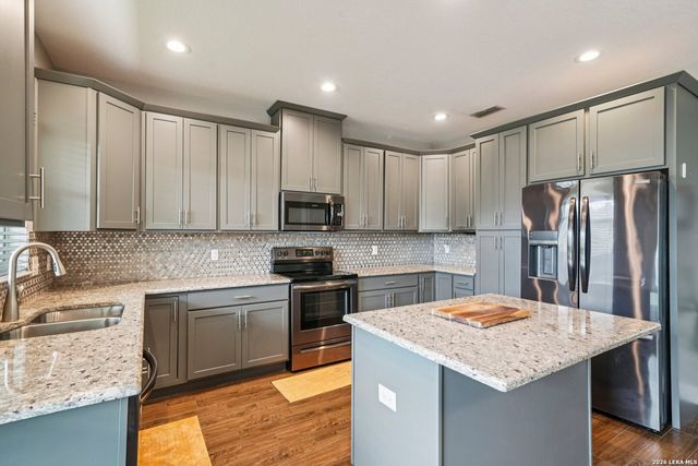 128 Parkcrest, Floresville, TX 78114