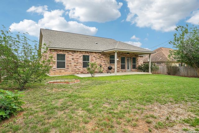 128 Parkcrest, Floresville, TX 78114