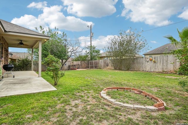 128 Parkcrest, Floresville, TX 78114