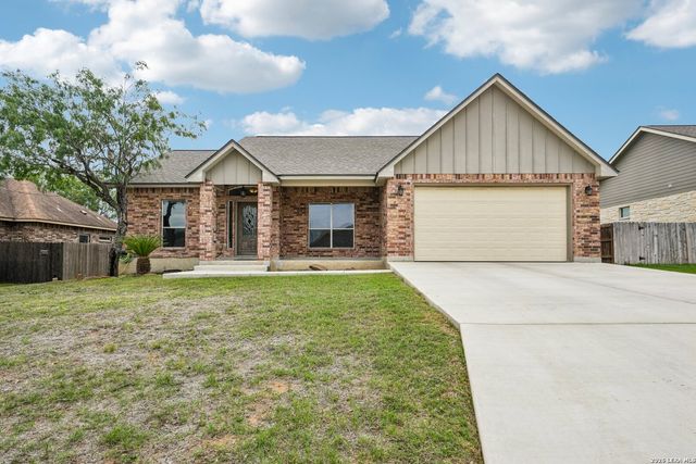 128 Parkcrest, Floresville, TX 78114