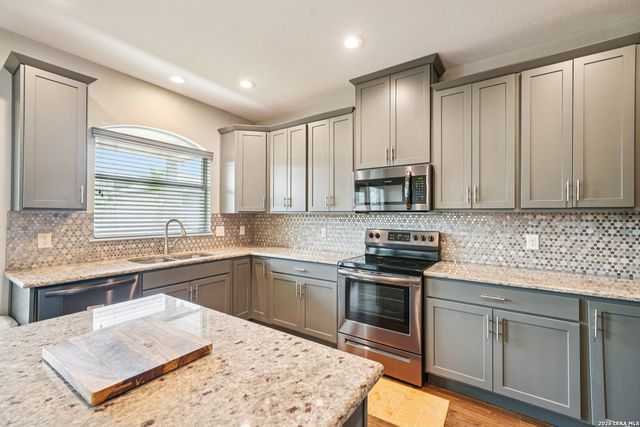 128 Parkcrest, Floresville, TX 78114