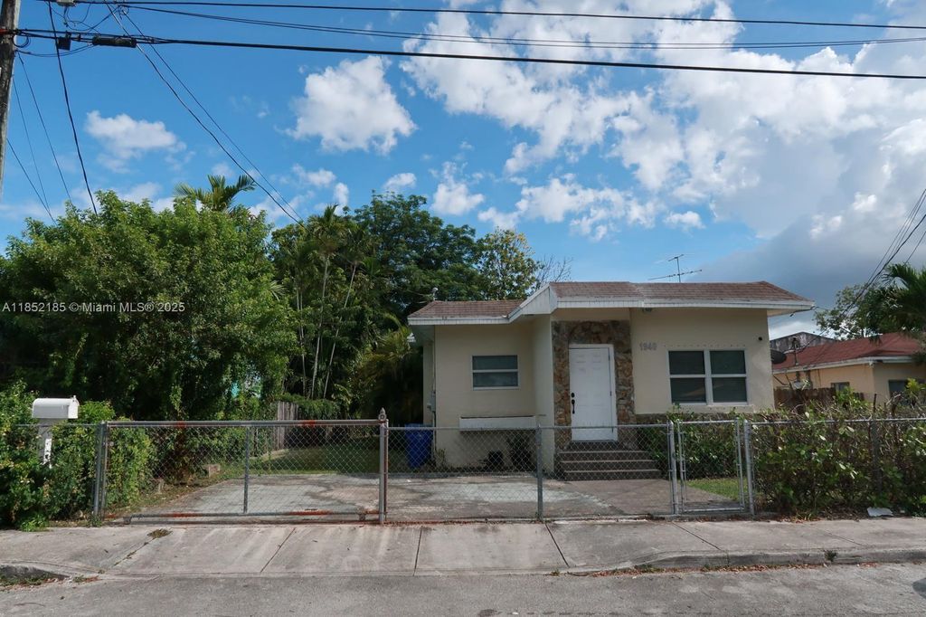 1940 NW 27th St, Miami, FL 33142