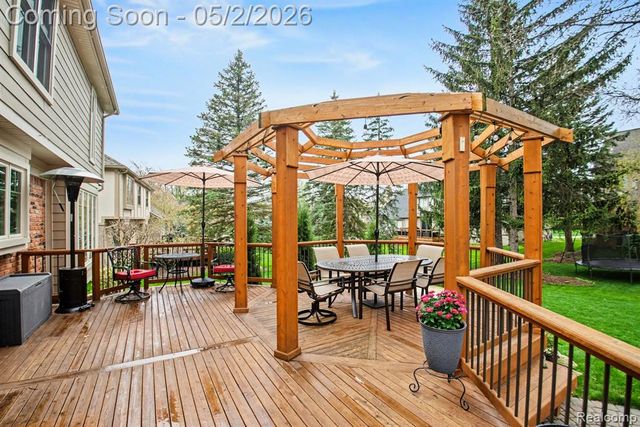 1699 Old Homestead Drive, Rochester Hills, MI 48306