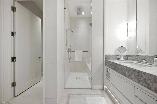 902 Gulf Shore BLVD N E502, Naples, FL 34102