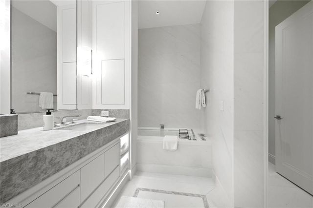 902 Gulf Shore BLVD N E502, Naples, FL 34102