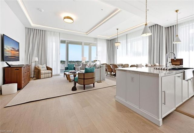 902 Gulf Shore BLVD N E502, Naples, FL 34102