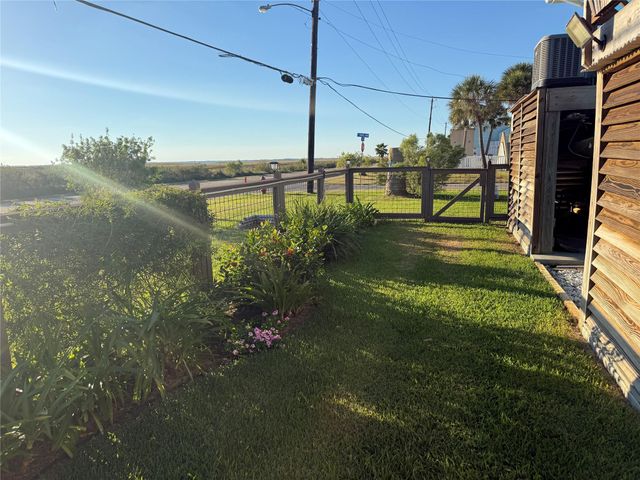 16719 Tahiti Way, Jamaica Beach, TX 77554