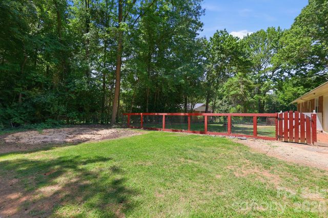 225 Middleton Avenue, Matthews, NC 28104