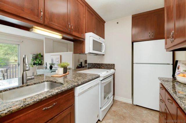 7508 Parkway Dr 102, La Mesa, CA 91942