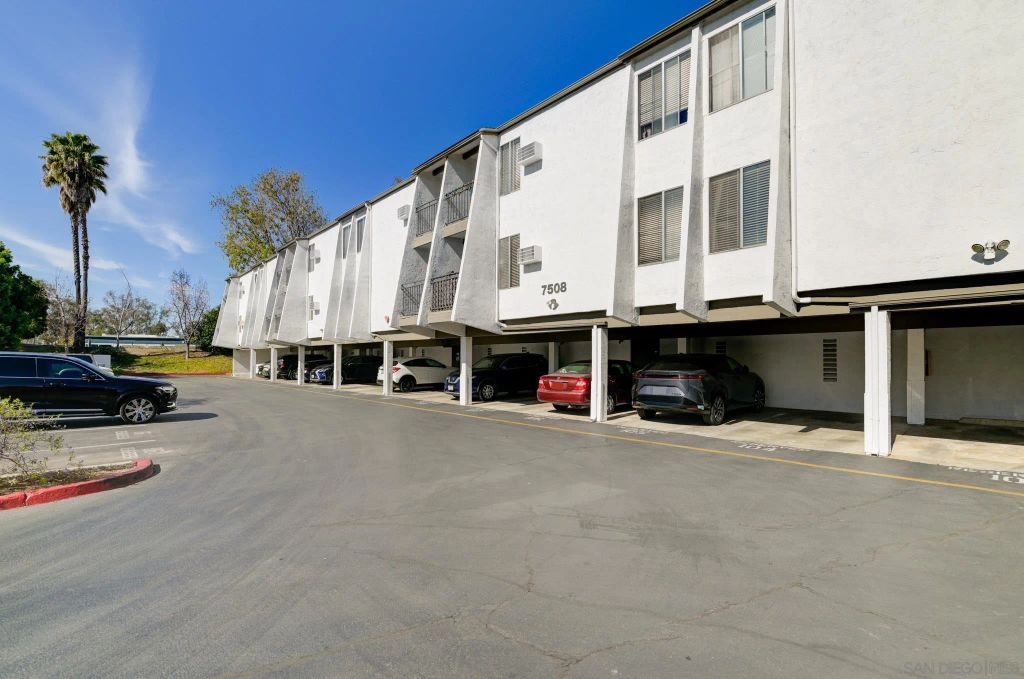 7508 Parkway Dr 102, La Mesa, CA 91942