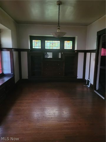 52 E Earle Avenue, Youngstown, OH 44507