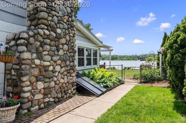 11061 Beryl Drive, White Lake, MI 48386