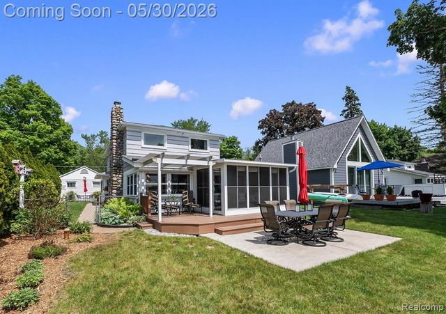11061 Beryl Drive, White Lake, MI 48386