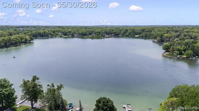 11061 Beryl Drive, White Lake, MI 48386
