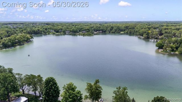 11061 Beryl Drive, White Lake, MI 48386