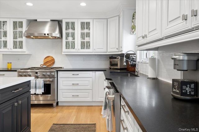 31 Priory Lane, Pelham, NY 10803