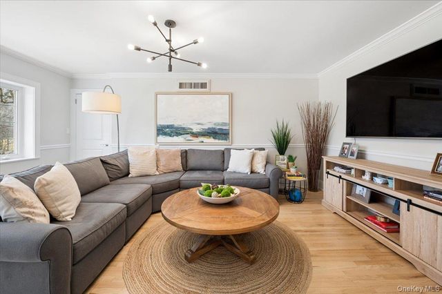 31 Priory Lane, Pelham, NY 10803