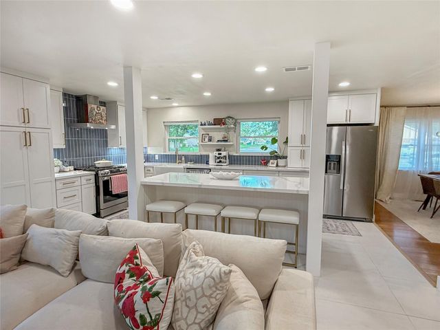 202 Pine Street, Lake Jackson, TX 77566