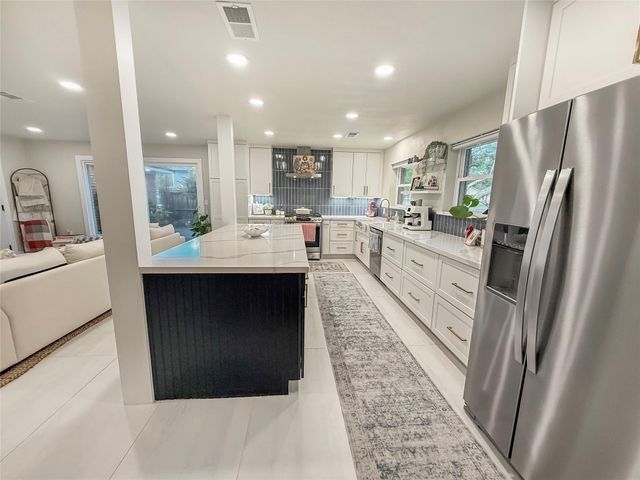 202 Pine Street, Lake Jackson, TX 77566