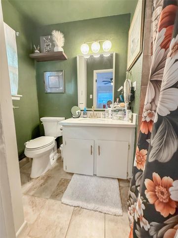 202 Pine Street, Lake Jackson, TX 77566