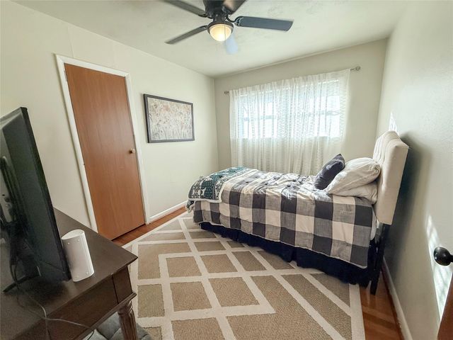 202 Pine Street, Lake Jackson, TX 77566