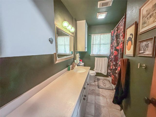 202 Pine Street, Lake Jackson, TX 77566