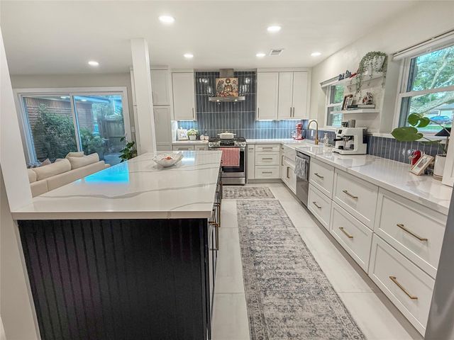 202 Pine Street, Lake Jackson, TX 77566