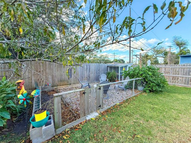 202 Pine Street, Lake Jackson, TX 77566