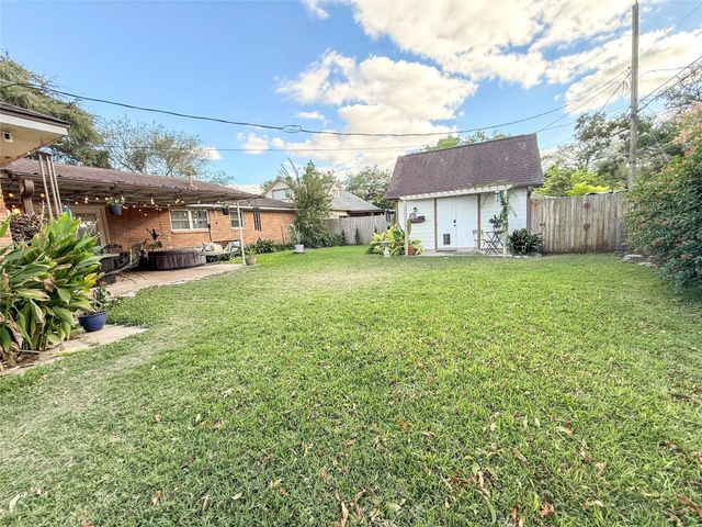 202 Pine Street, Lake Jackson, TX 77566