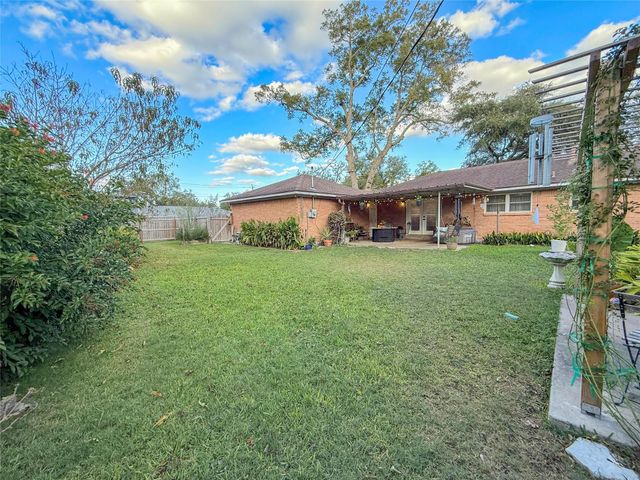 202 Pine Street, Lake Jackson, TX 77566