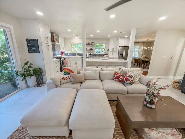 202 Pine Street, Lake Jackson, TX 77566