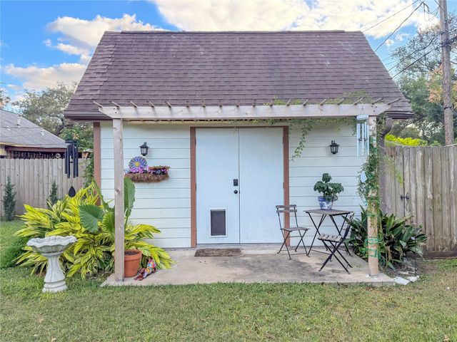 202 Pine Street, Lake Jackson, TX 77566