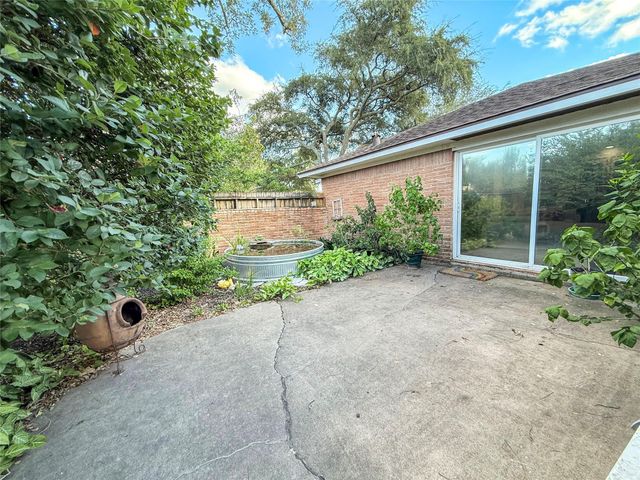 202 Pine Street, Lake Jackson, TX 77566