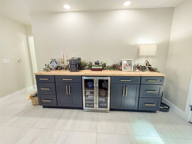 202 Pine Street, Lake Jackson, TX 77566